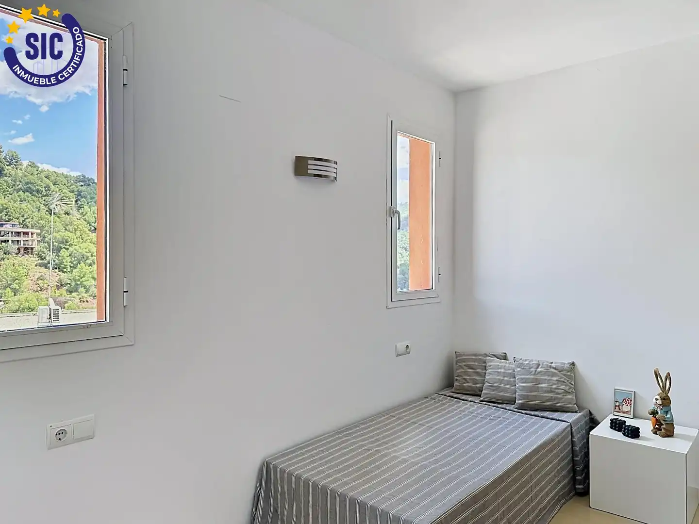 Habitación de Casa adosada en venta en Serra con Jardín privado, Terraza y Piscina comunitaria