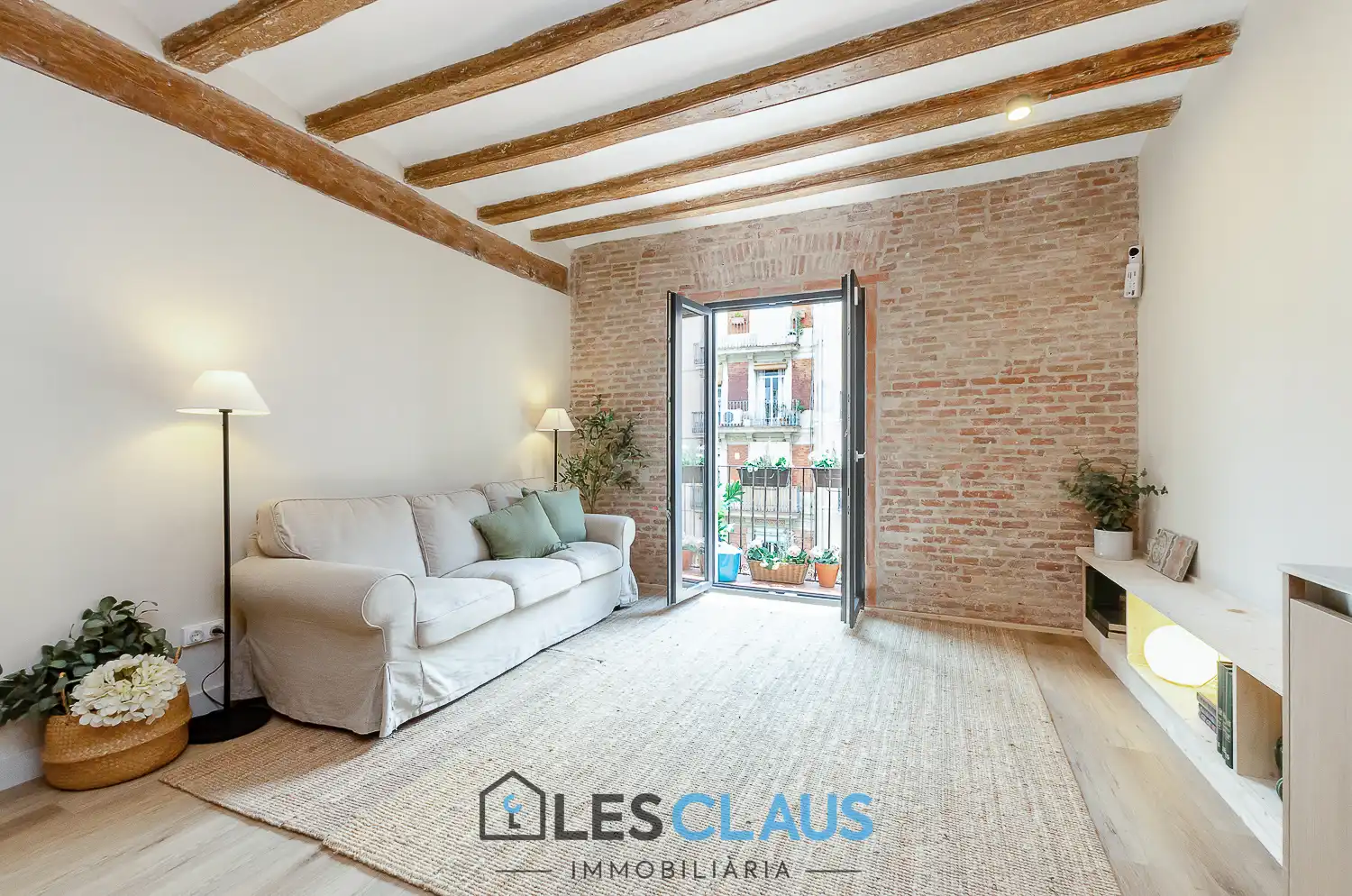 Außenansicht von Wohnung zum Verkauf in Barcelona mit Parkett, Ofen und Mikrowelle