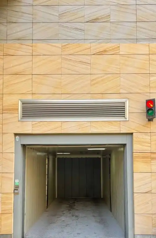 Außenansicht von Garage zum Verkauf in Madrid