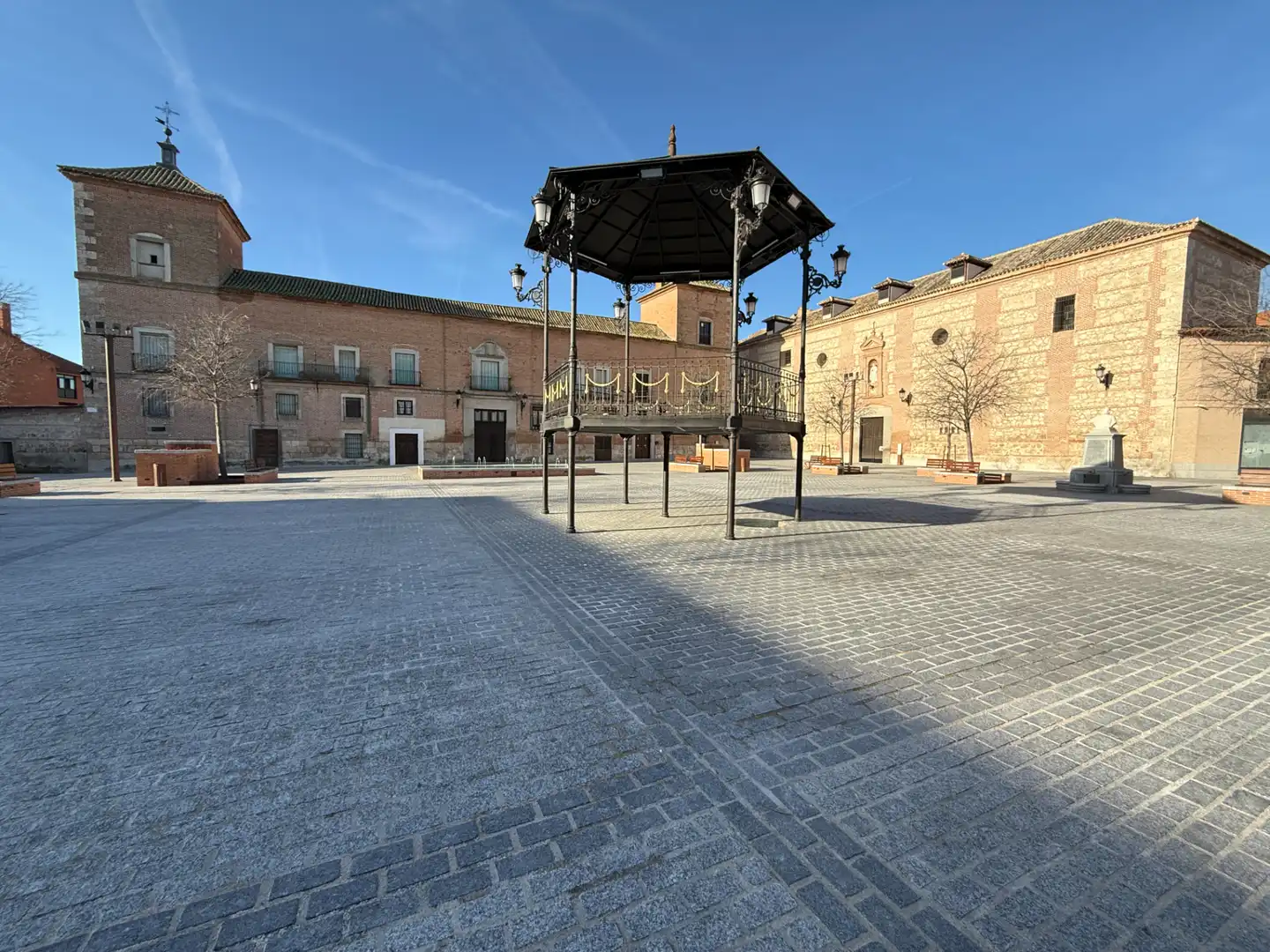 Vista exterior de Casa adosada en venda en Fuensalida amb Piscina