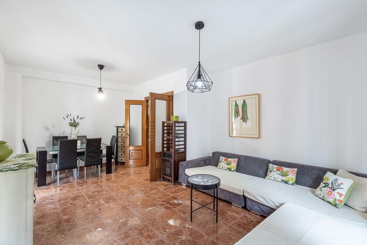 Living room of Flat for sale in  Granada Capital  with Air Conditioner and Balcony