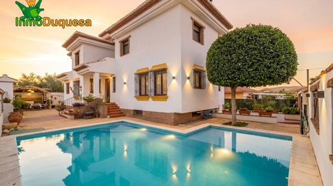 CHALET dividido en dos viviendas con piscina y zonas ajardinadas.