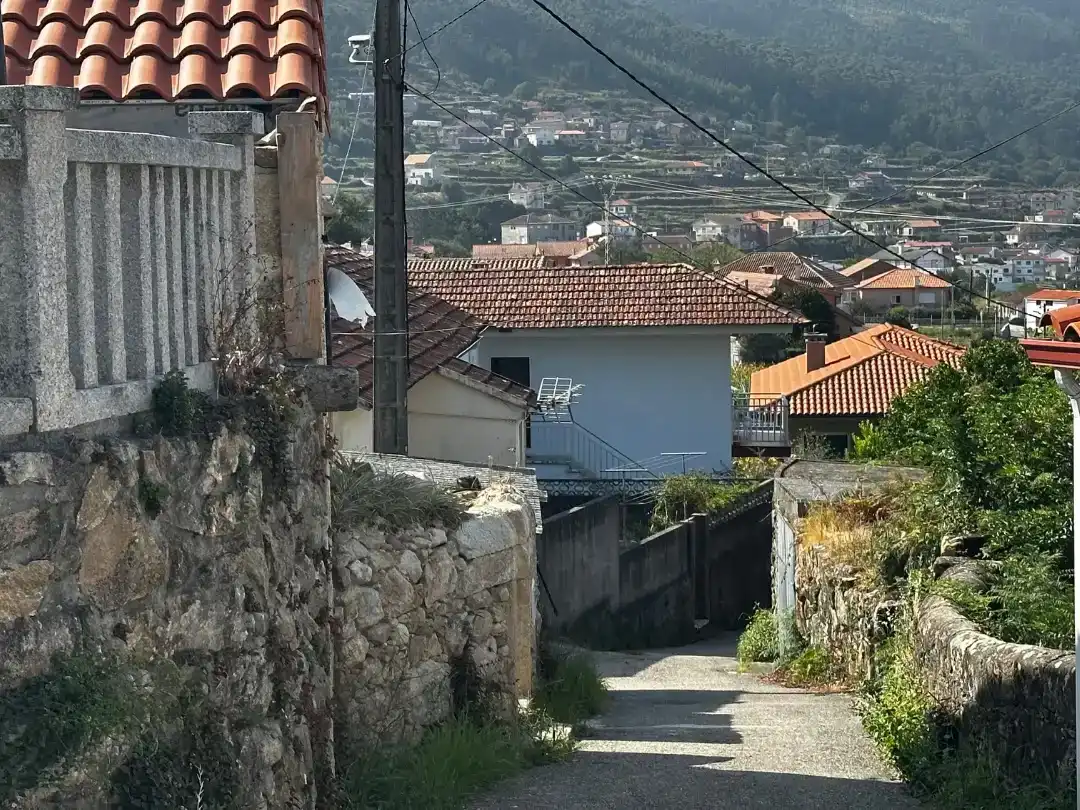 Vista exterior de Casa adosada en venda en Oia amb Aire condicionat
