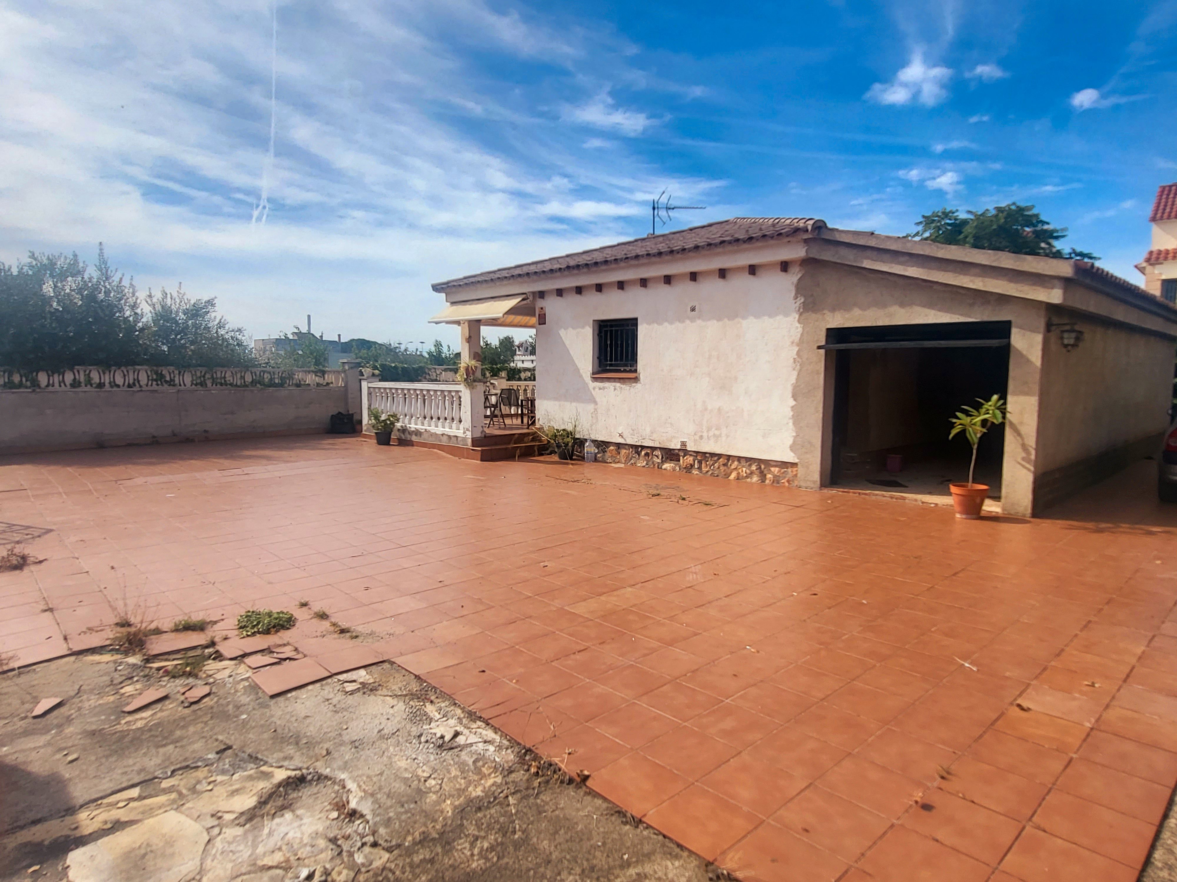 Vista exterior de Casa o xalet en venda en Creixell amb Jardí privat, Terrassa i Moblat