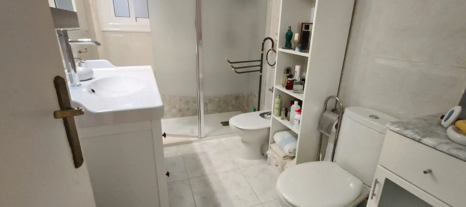 Badezimmer von Wohnung zum Verkauf in Pineda de Mar mit Klimaanlage und Heizung