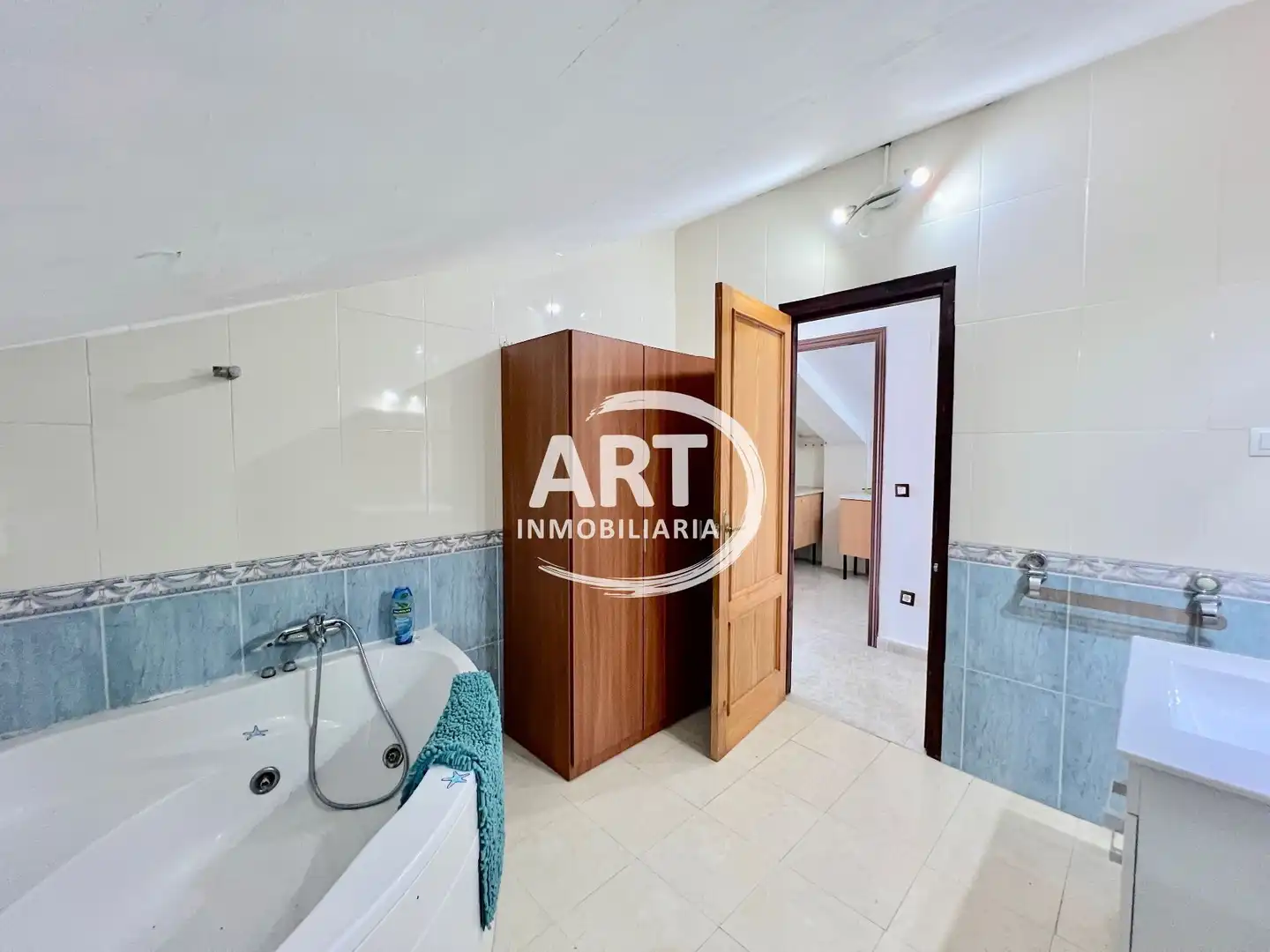 Bathroom of Houses for sale in L'Eliana  with Air Conditioner, Heating and Private garden