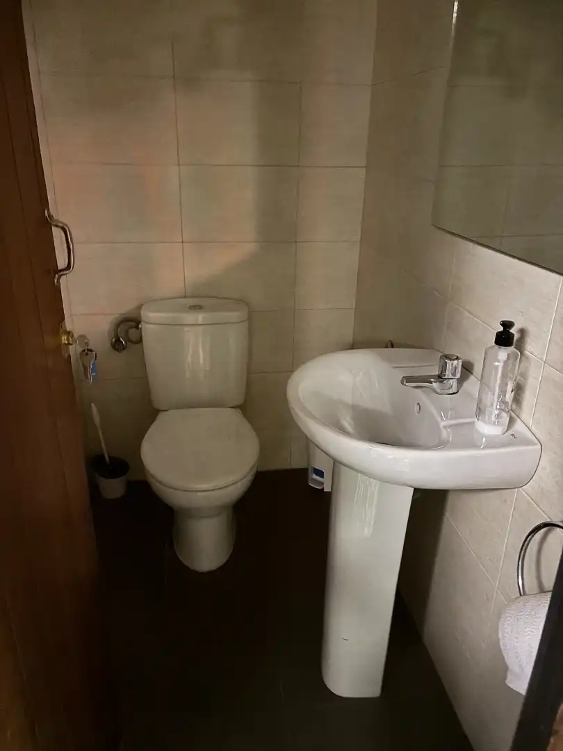 Badezimmer von Büro zur Miete in Mollerussa mit Klimaanlage, Heizung und Alarm