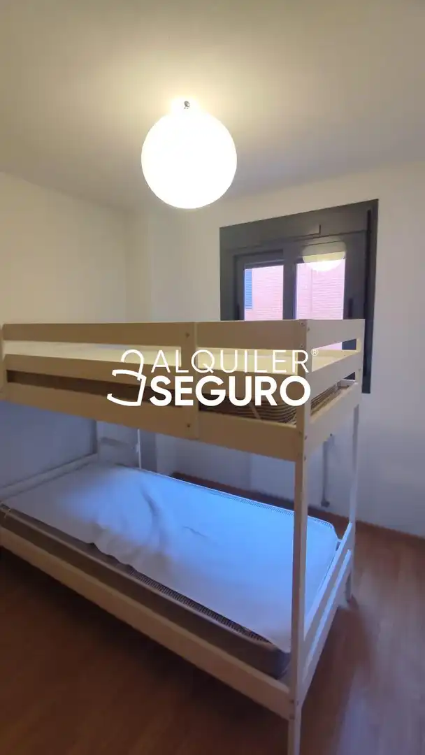 Habitación de Piso de alquiler en Paracuellos de Jarama con Calefacción, Trastero y Amueblado