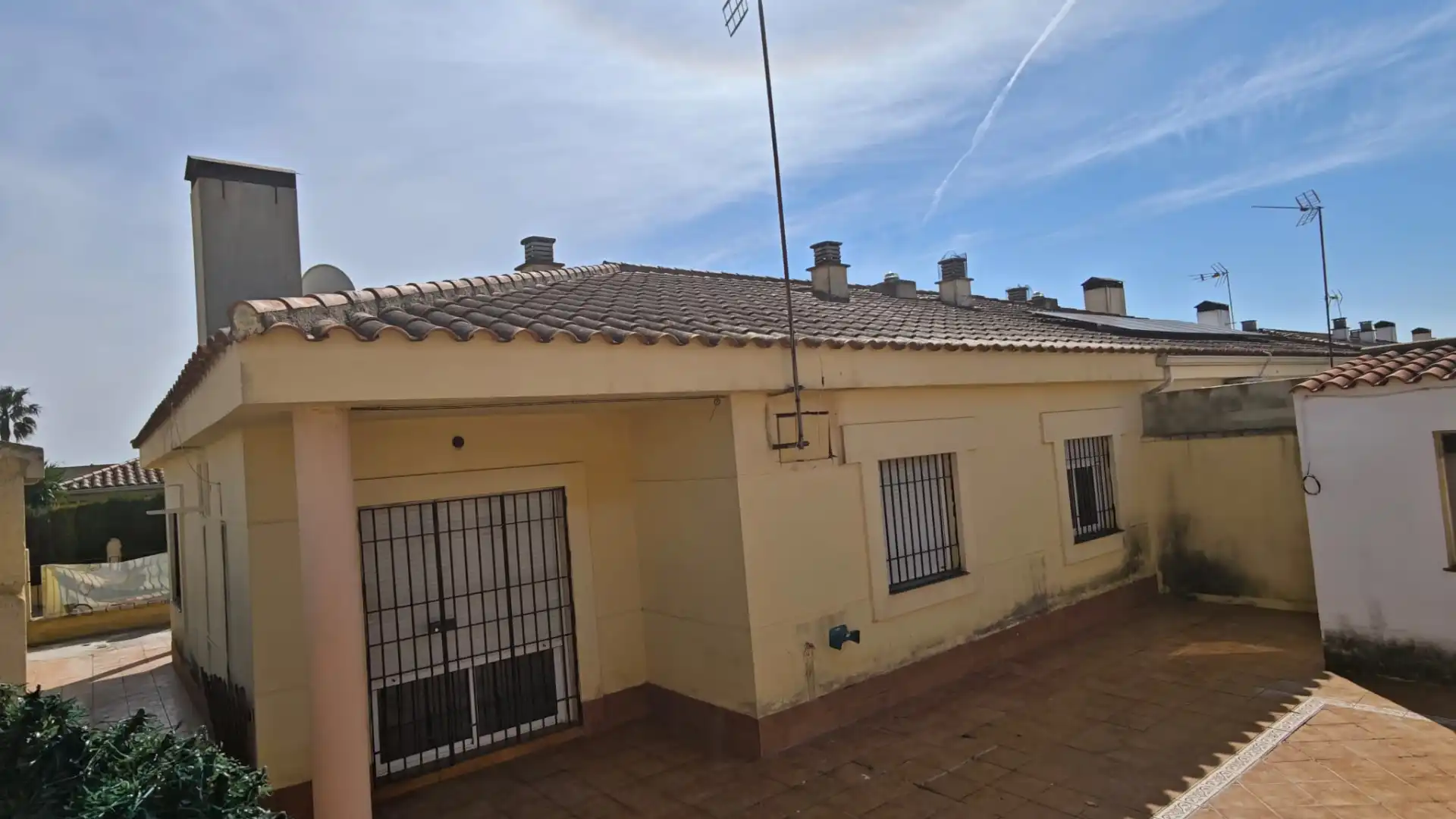 Exterior view of Single-family semi-detached for sale in Bollullos de la Mitación  with Storage room