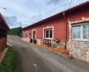 Vista exterior de Casa adosada en venda en Las Regueras   amb Calefacció, Jardí privat i Parquet