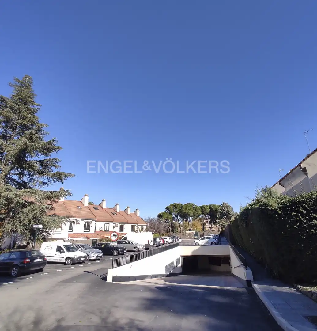 Vista exterior de Casa o xalet en venda en La Moraleja amb Calefacció, Jardí privat i Terrassa