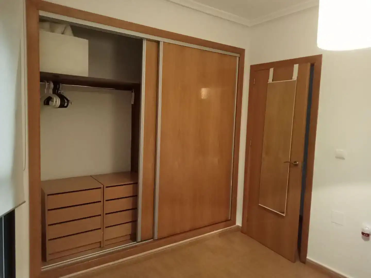 Schlafzimmer von Wohnung zur Miete in Torrevieja mit Klimaanlage und Balkon