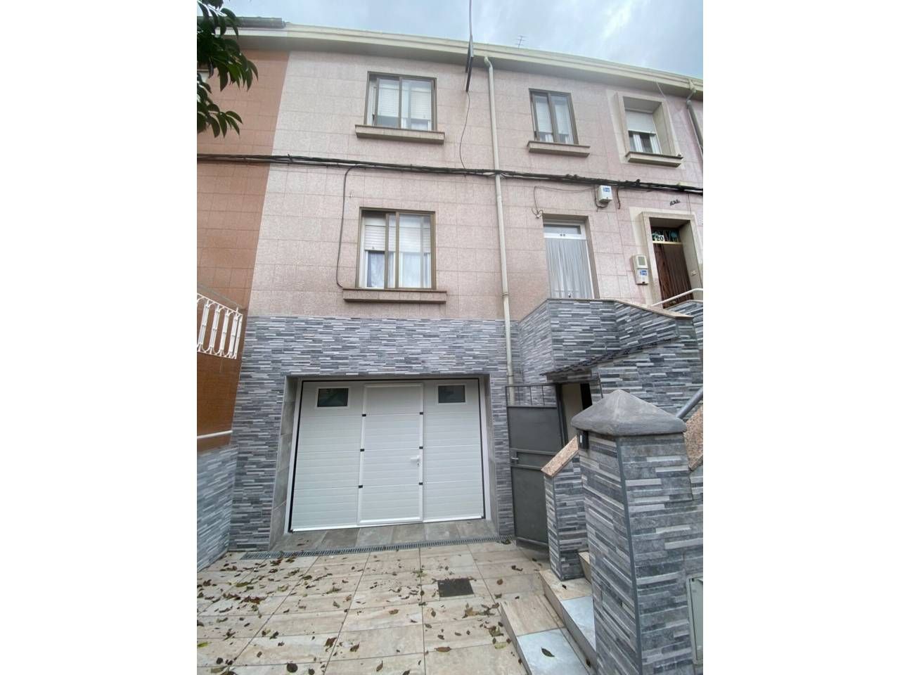 Vista exterior de Casa adosada en venta en León Capital  con Calefacción