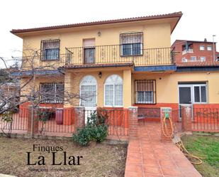 Vista exterior de Casa o xalet en venda en Sant Boi de Llobregat amb Calefacció, Jardí privat i Terrassa