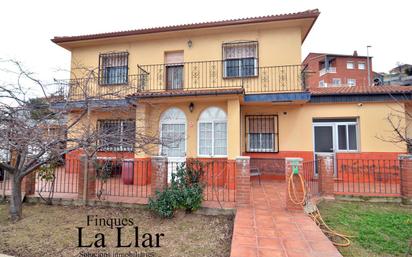 Vista exterior de Casa o xalet en venda en Sant Boi de Llobregat amb Calefacció, Jardí privat i Terrassa