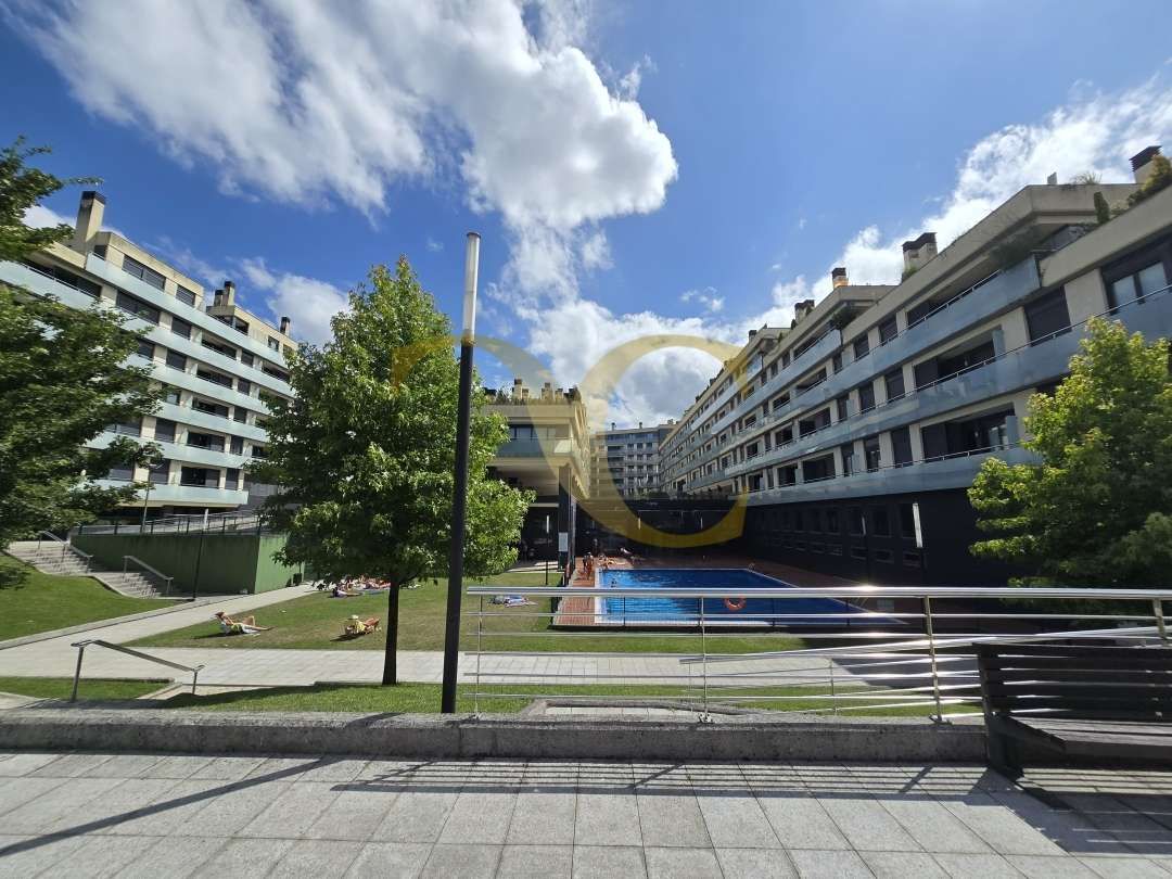 Vista exterior de Pis en venda en Oviedo  amb Calefacció, Jardí privat i Terrassa