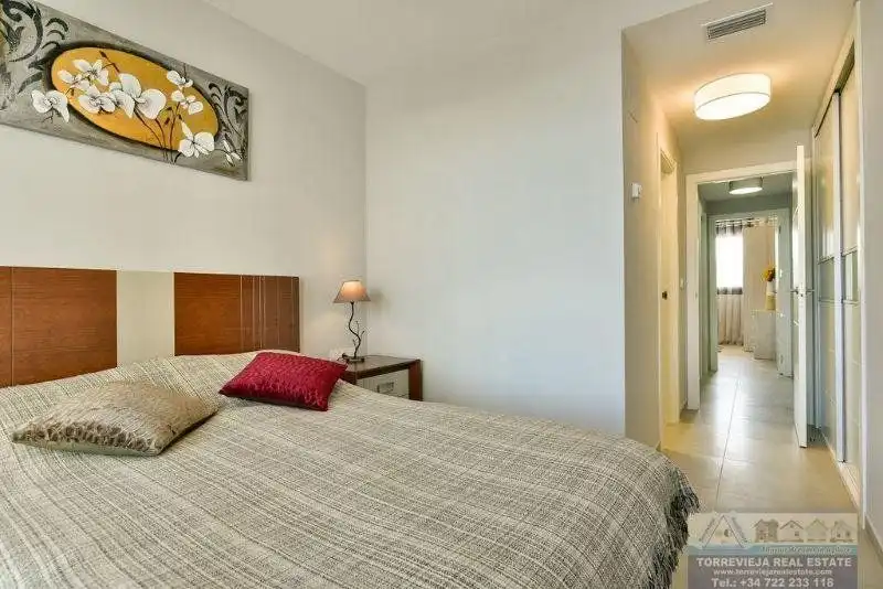 Habitación de Apartamento en venta en Torrevieja con Aire acondicionado, Terraza y Piscina