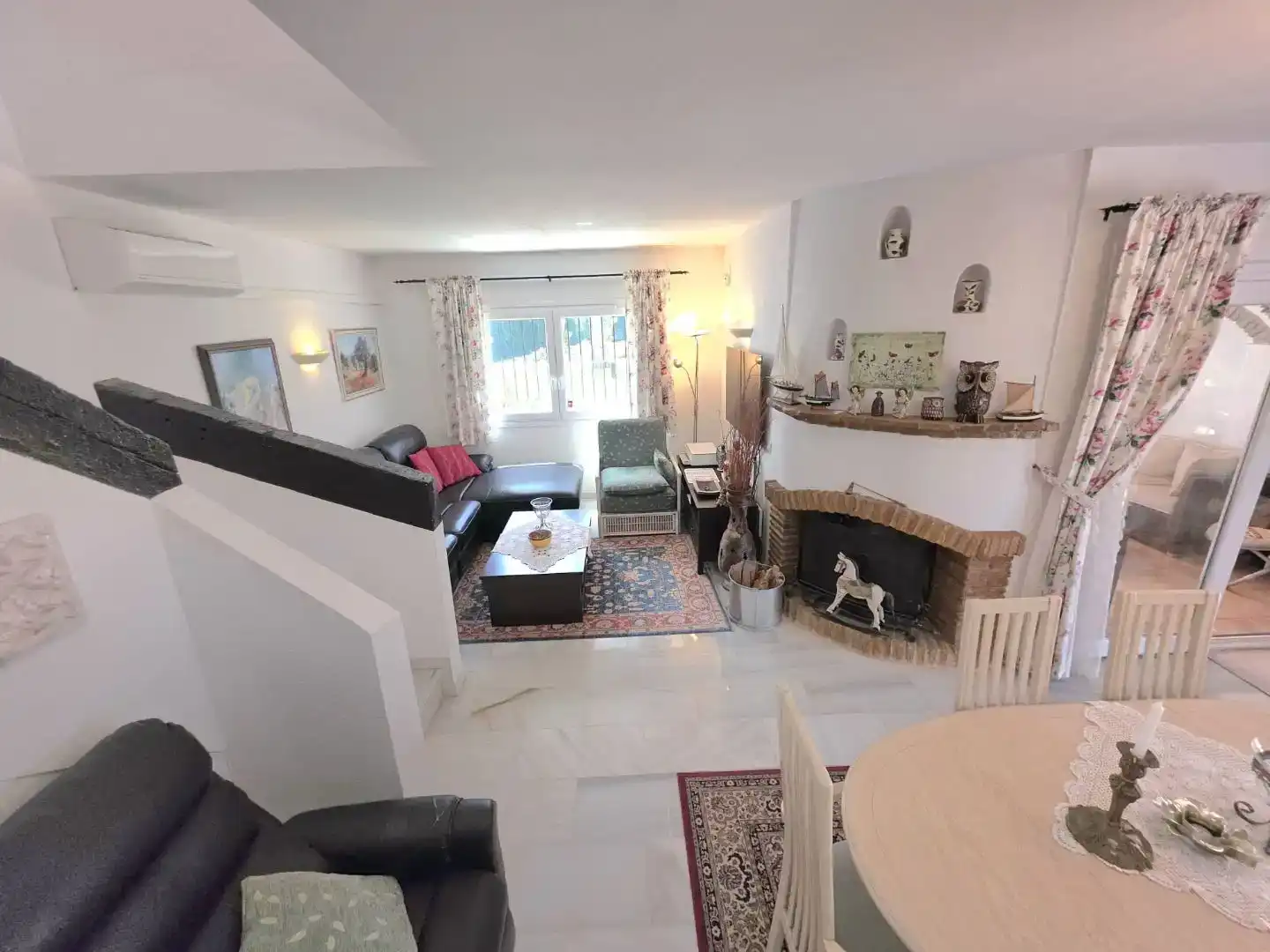 Sala d'estar de Casa adosada en venda en Mijas amb Aire condicionat, Piscina i Balcó
