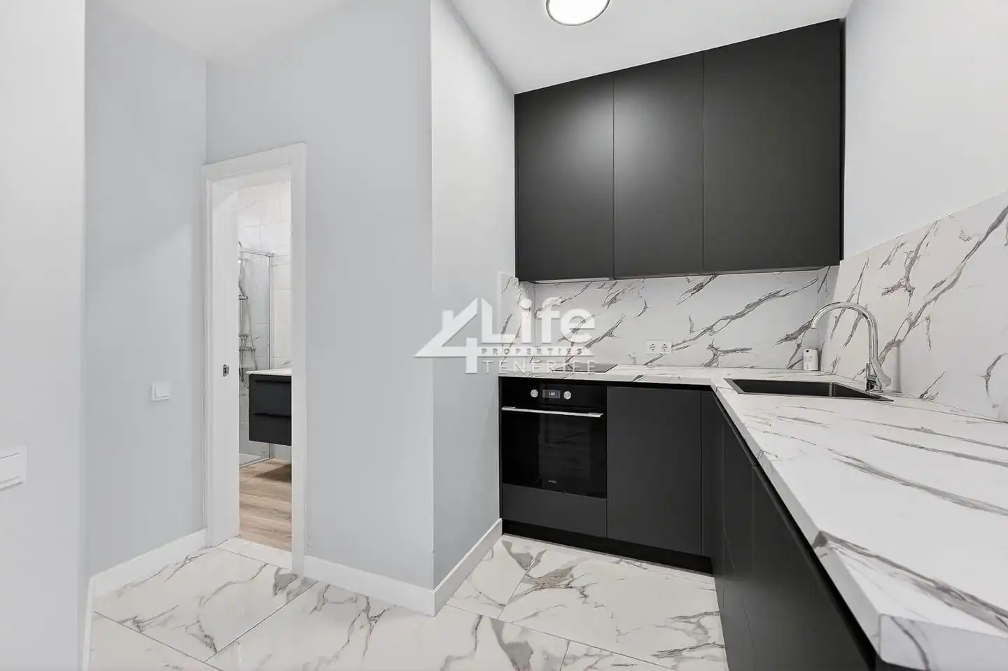 Küche von Wohnung zum Verkauf in Adeje mit Klimaanlage, Privatgarten und Terrasse