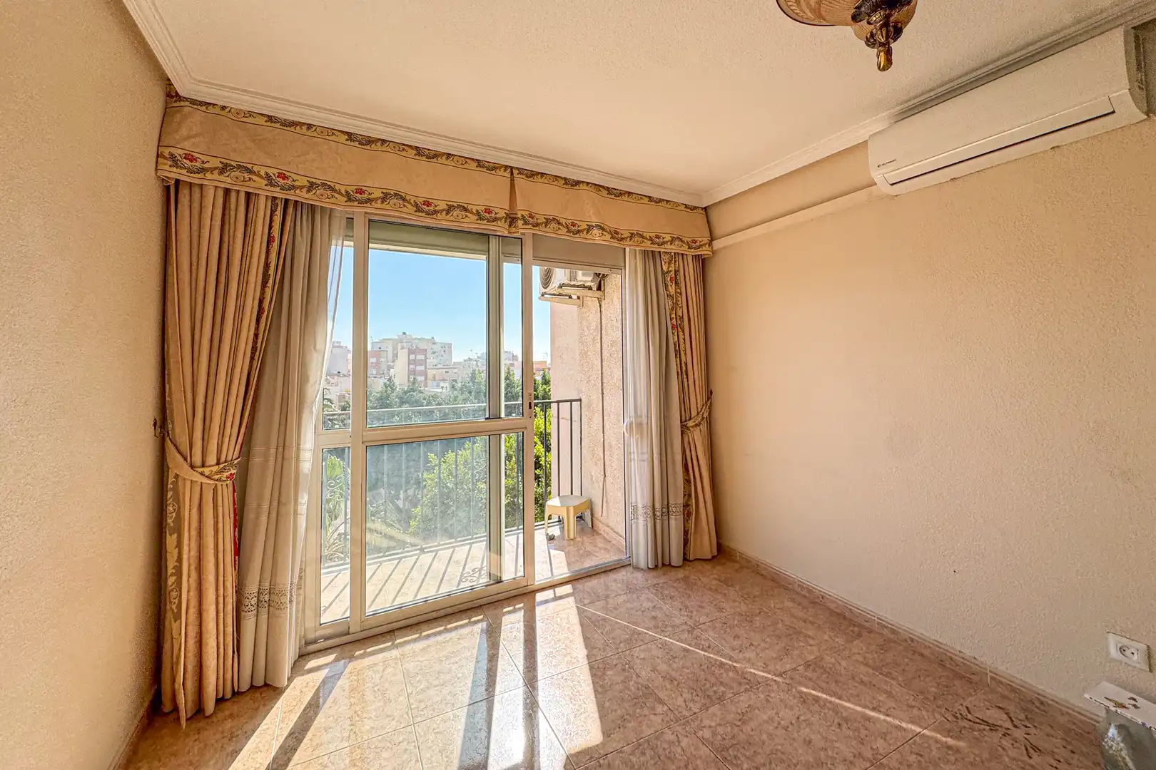Habitación de Piso en venta en Almería con Aire acondicionado y Calefacción