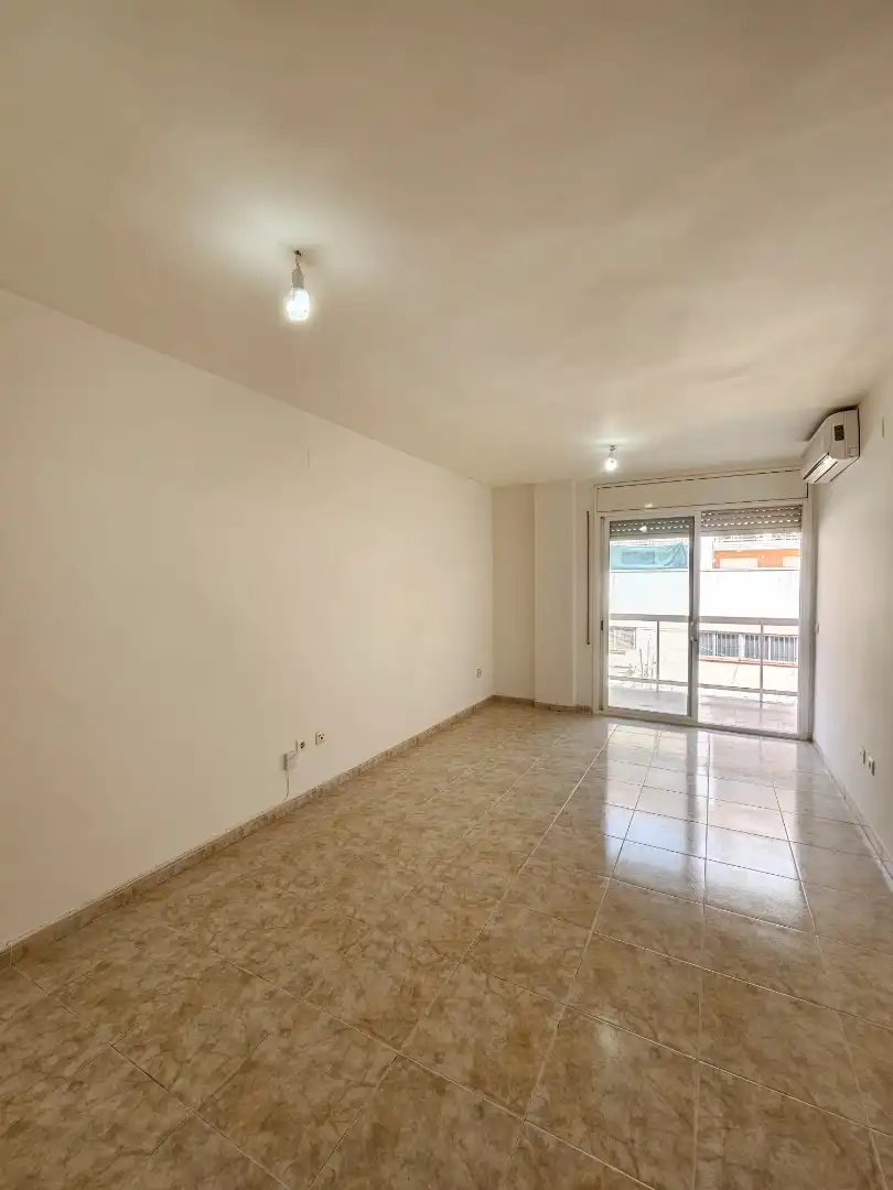 Wohnung zum Verkauf in Tarragona mit Klimaanlage, Terrasse und Ofen