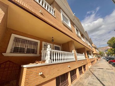 Casa amb balcó en venda a Calle HUERTA 9