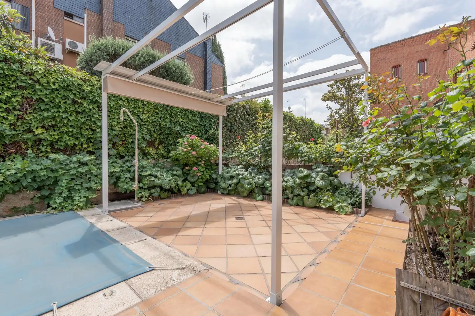 Casa aparellada amb piscina en venda a Avenida Europa, imagen 22