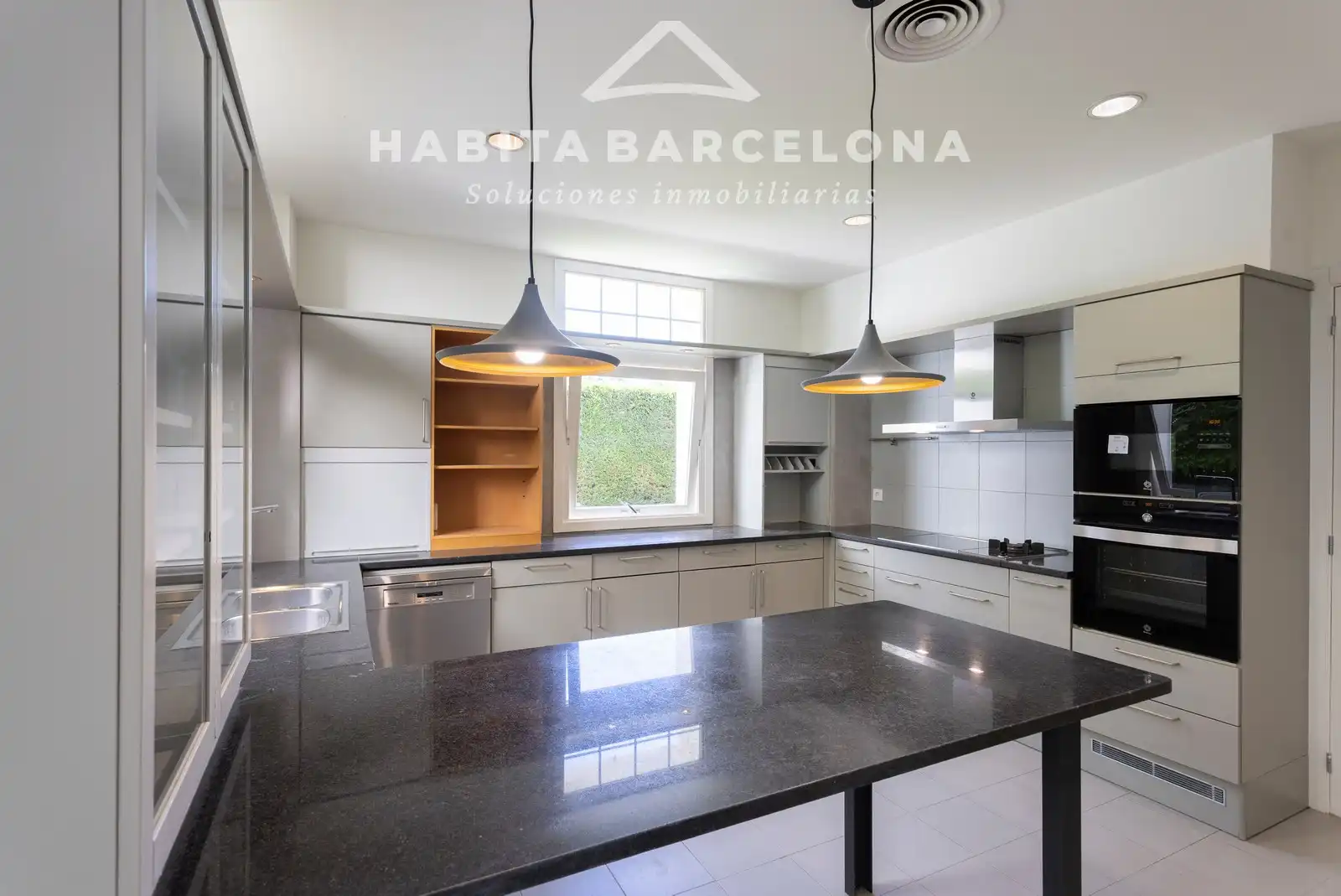Cuina de Casa o xalet de lloguer en Barcelona amb Aire condicionat, Calefacció i Jardí privat