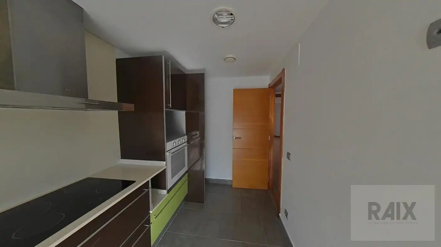 Cuina de Dúplex en venda en L'Hospitalet de Llobregat amb Aire condicionat, Calefacció i Terrassa