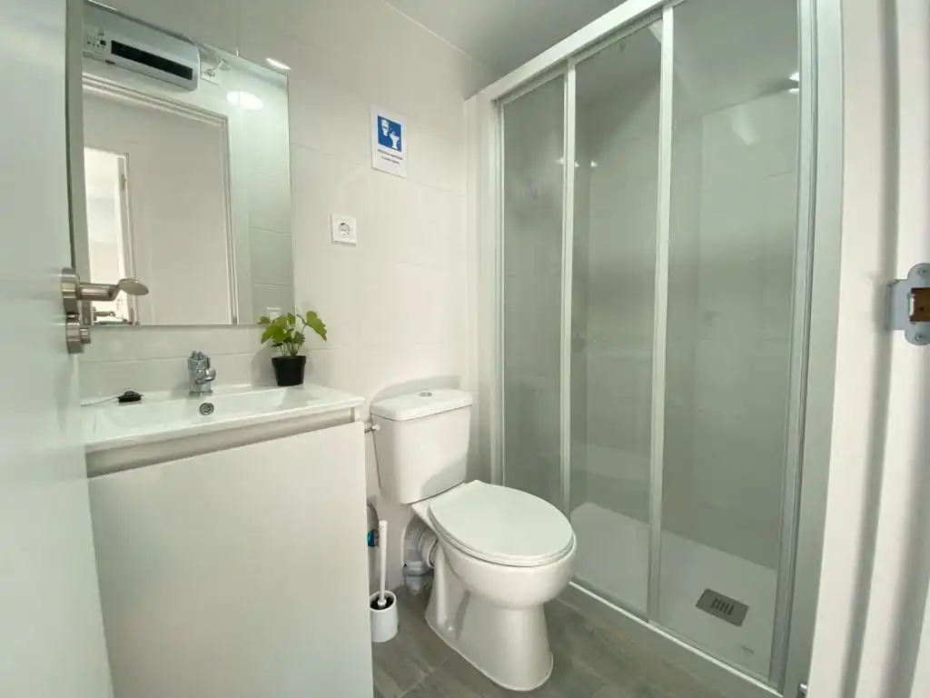 Room in Calle Encarnación Oviol, 43, Los Rosales