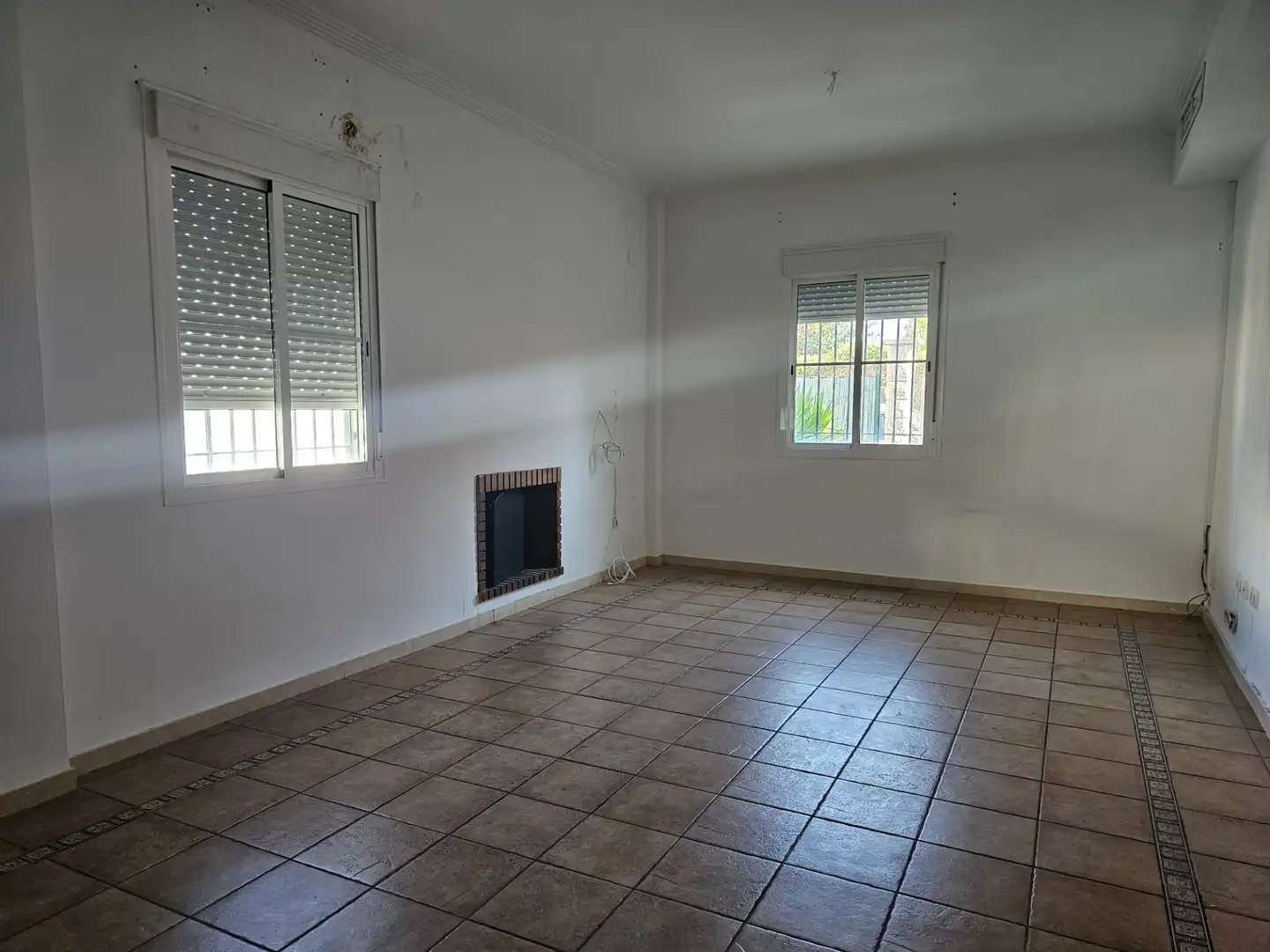 Wohnzimmer von Einfamilien-Reihenhaus zum Verkauf in Umbrete mit Privatgarten, Abstellraum und Schwimmbad
