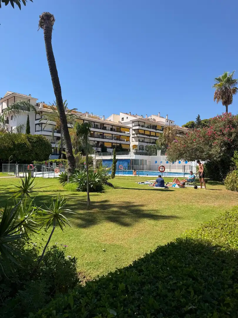 Vista exterior de Apartamento de alquiler en Marbella con Aire acondicionado, Terraza y Piscina