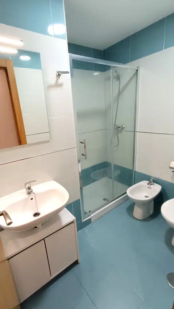 Baño de Piso de alquiler en La Zubia con Aire acondicionado, Amueblado y Balcón