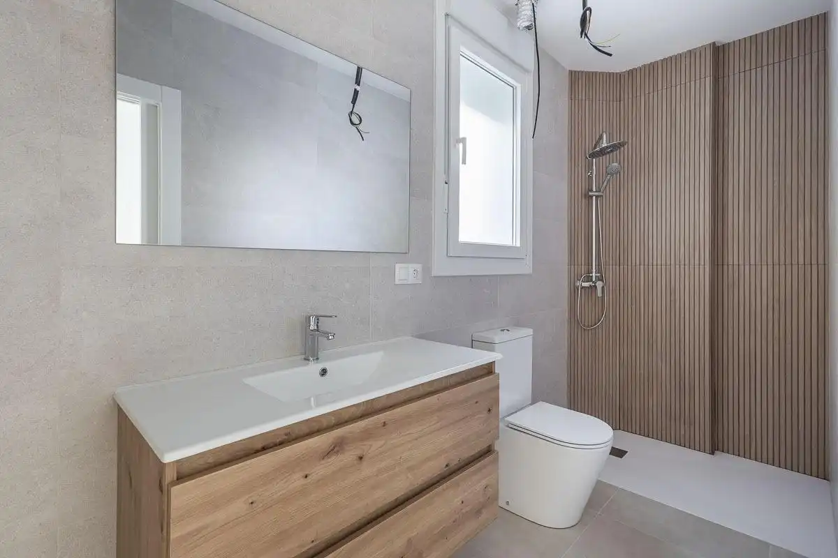 Baño de Casa adosada en venta en Vegas del Genil con Aire acondicionado, Calefacción y Jardín privado