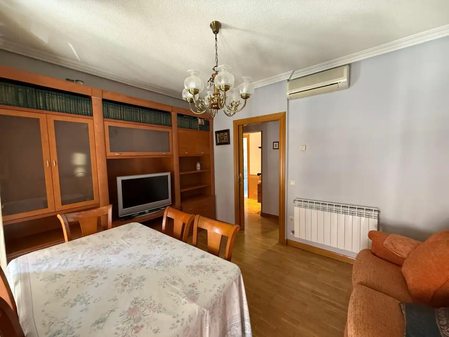 Living room of Flat for rent in Salamanca  with Air Conditioner, Heating and Parquet flooring