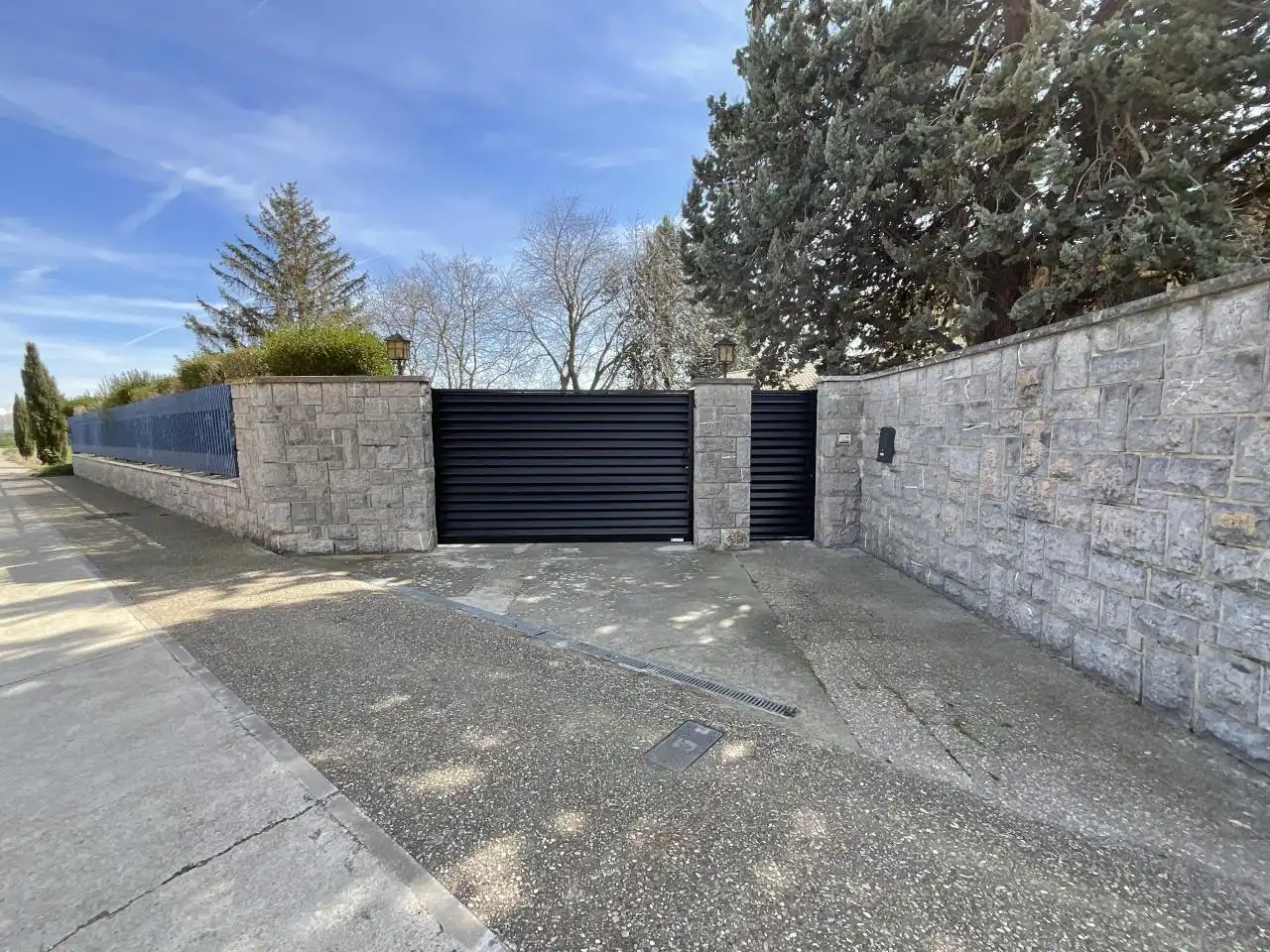 Vista exterior de Casa o xalet en venda en Castañares de Rioja amb Calefacció, Jardí privat i Parquet
