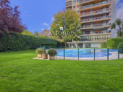 Swimming pool of Flat for sale in  Madrid Capital  with Air Conditioner, Heating and Terrace