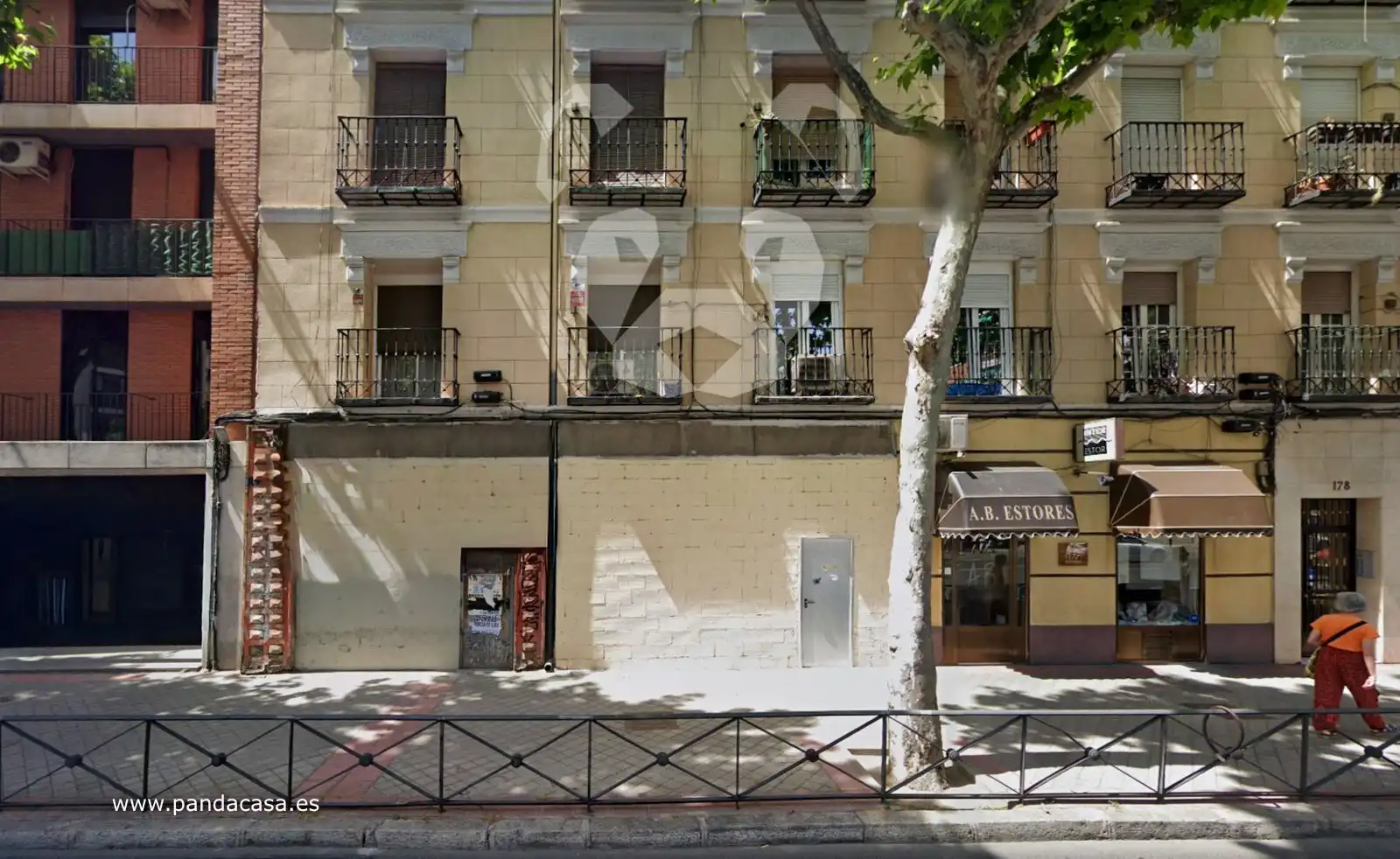 Vista exterior de Local en venta en Madrid