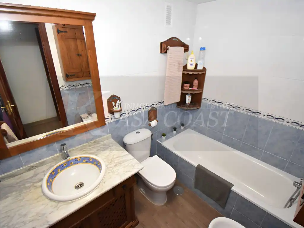 Bathroom of Flat for sale in Mijas  with Air Conditioner, Private garden and Terrace