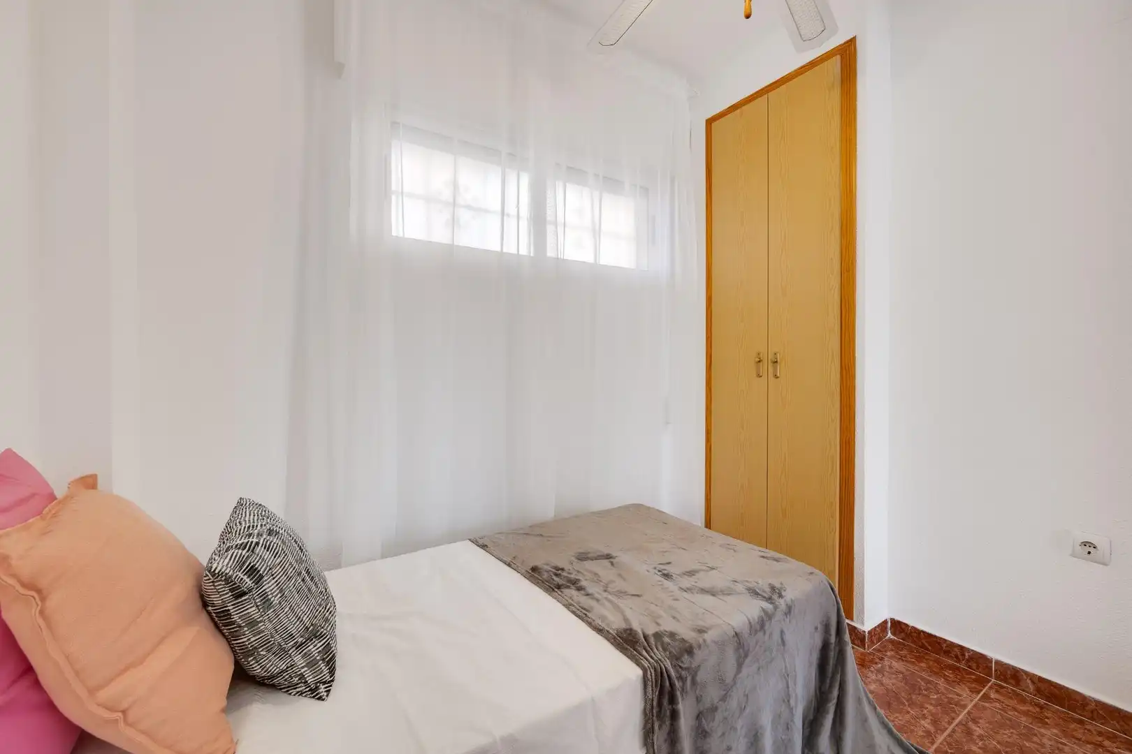 Habitación de Apartamento en venta en Torrevieja con Terraza, Amueblado y Piscina comunitaria