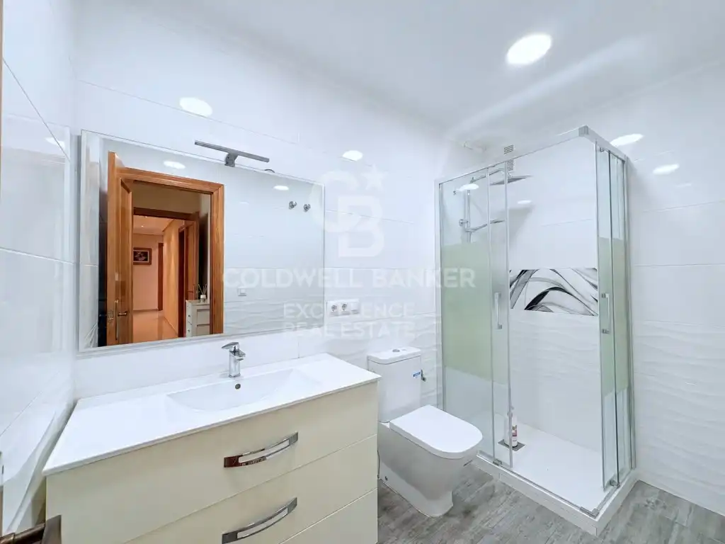 Baño de Piso en venta en Valencia con Aire acondicionado, Terraza y Amueblado