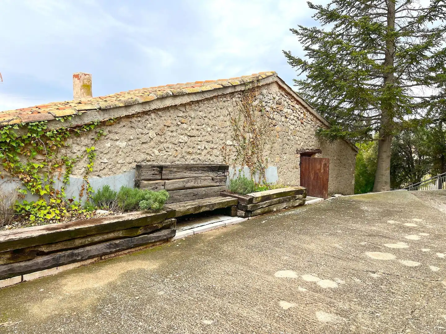 Vista exterior de Finca rústica en venda en Bea amb Calefacció, Terrassa i Moblat