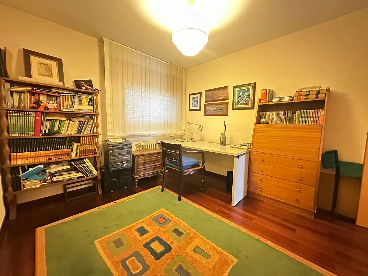 Habitación de Casa o chalet en venta en Santiago de Compostela  con Calefacción, Jardín privado y Parquet