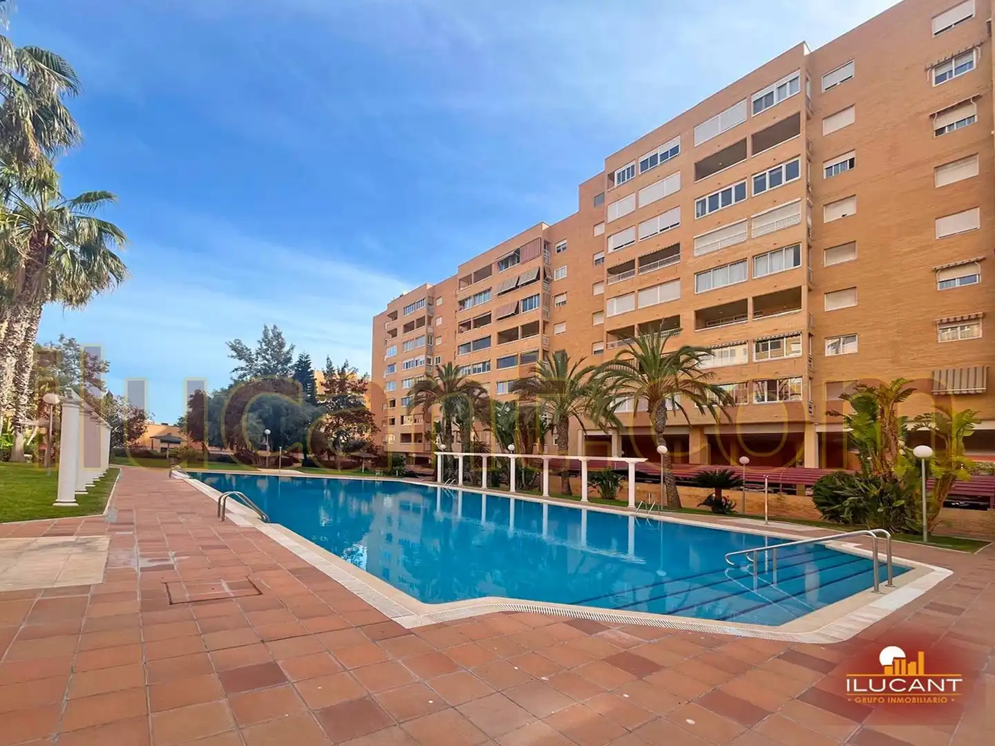 Piscina de Pis en venda en Alicante / Alacant amb Aire condicionat, Jardí privat i Parquet