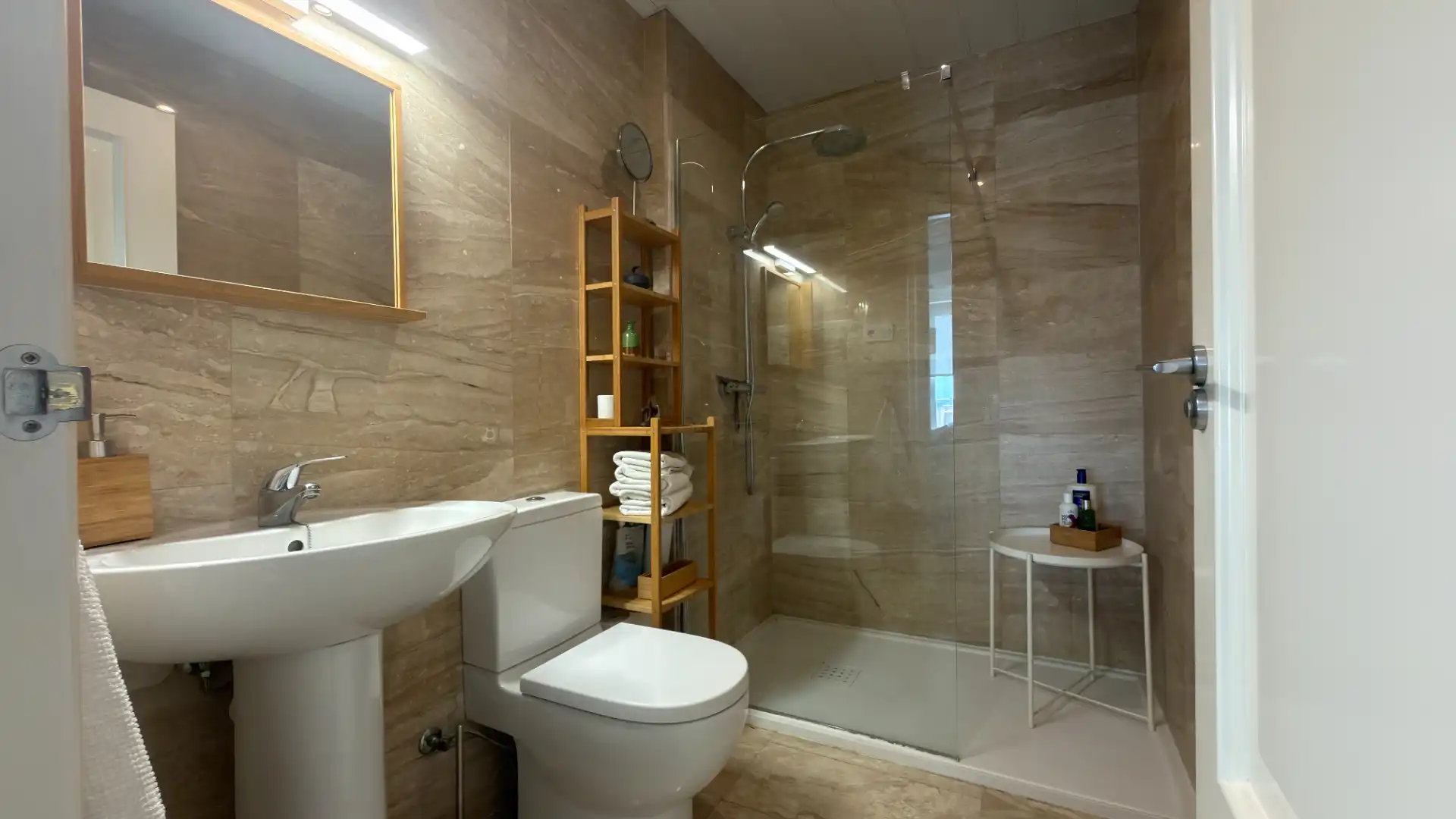 Bathroom of Flat for sale in Terrassa  with Air Conditioner, Heating and Parquet flooring