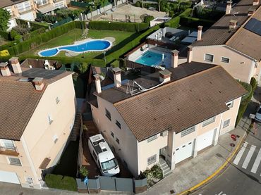 Casa bifamiliare con piscina in vendita a Lliçà d'Amunt