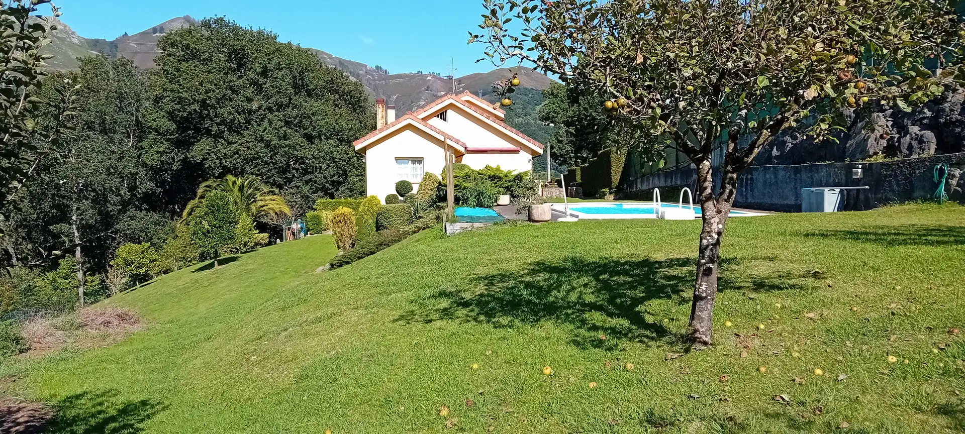 Jardí de Casa o xalet en venda en Parres amb Calefacció, Jardí privat i Parquet