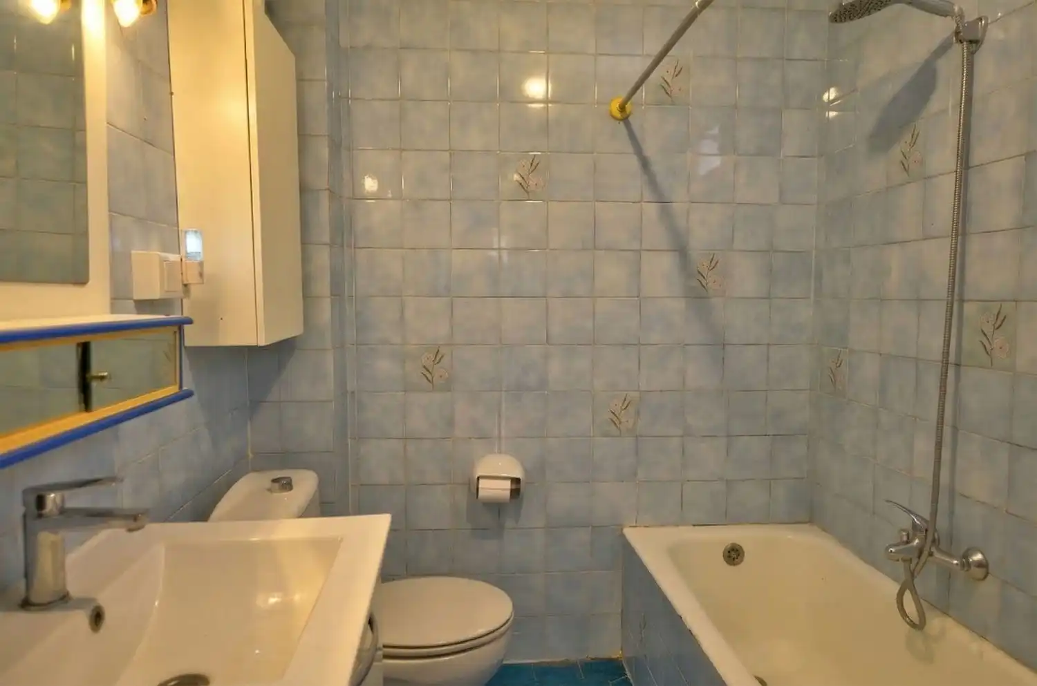 Bany de Casa o xalet en venda en Lena amb Calefacció, Terrassa i Traster