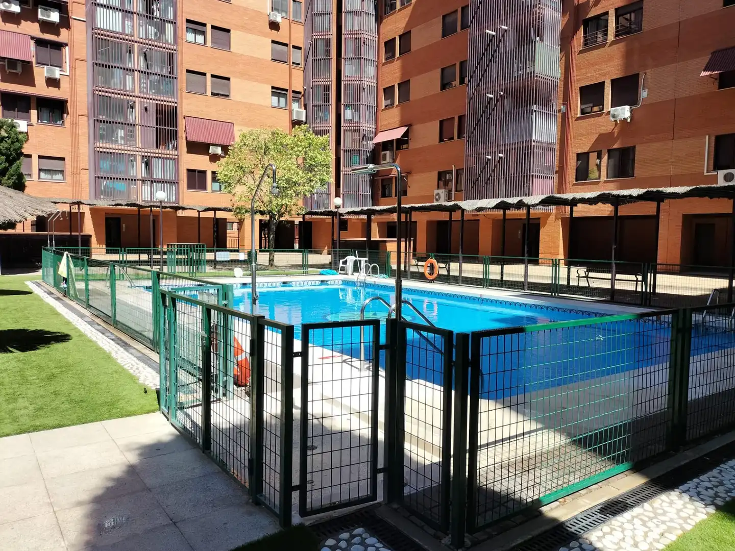 Piscina de Piso en venta en Madrid con Jardín privado, Trastero y Alarma