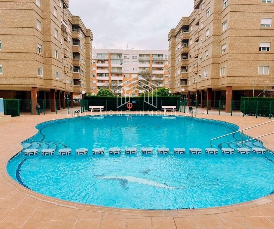 Piscina de Pis en venda en Castellón de la Plana / Castelló de la Plana amb Jardí privat, Traster i Balcó